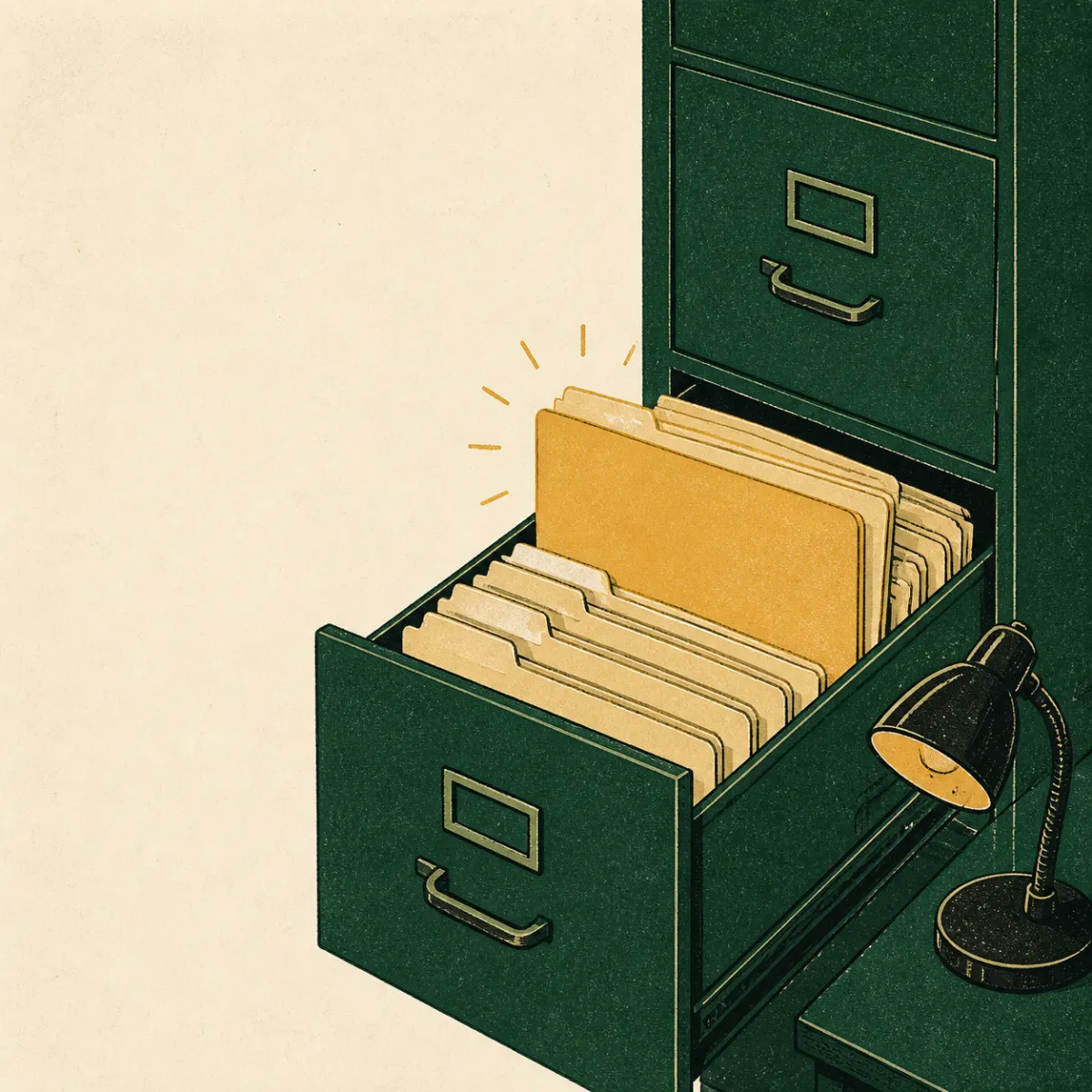Un archivero verde con el cajón abierto; una carpeta levantada, como despierta, y una lámpara de escritorio.